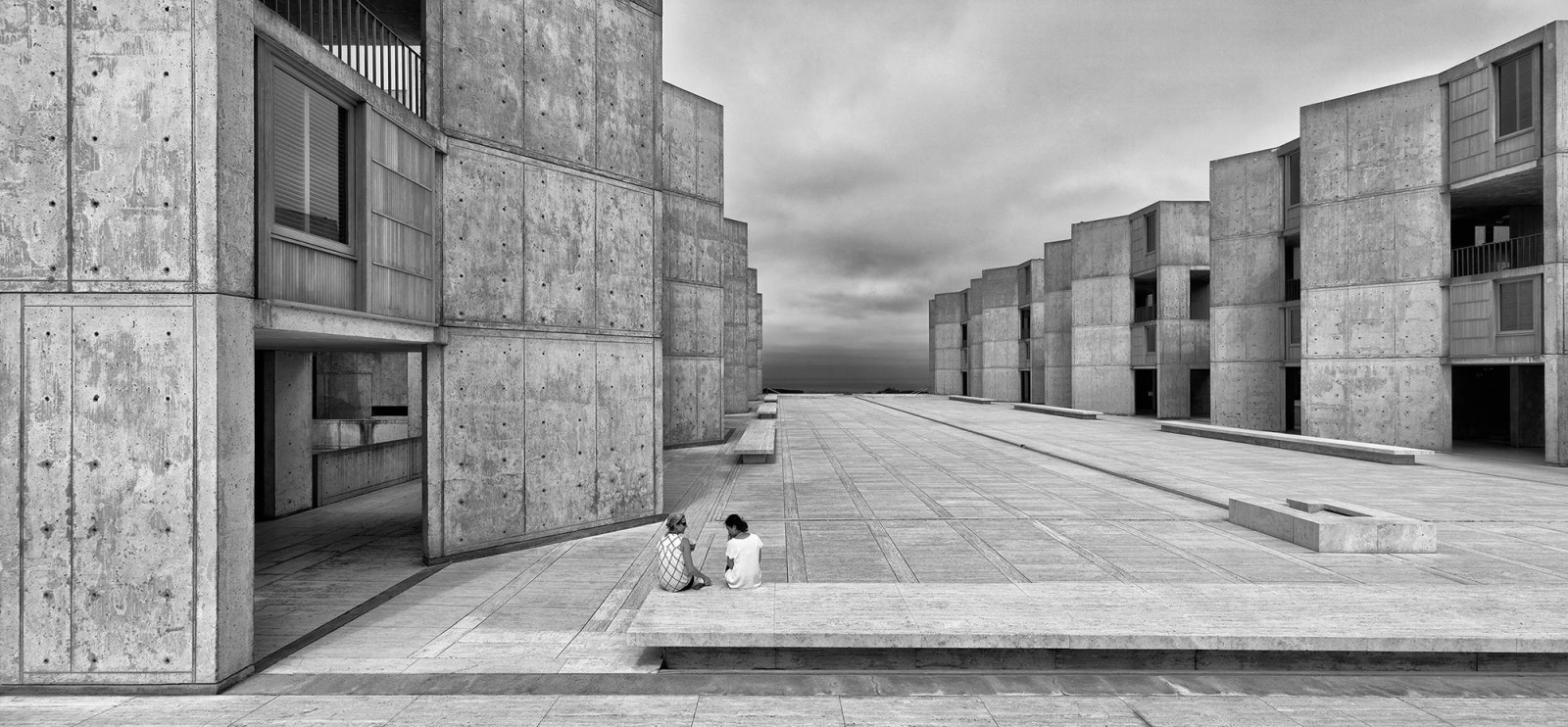 Salk Biyolojik Araştırmalar Enstitüsü, La Jolla, Kaliforniya, Louis Kahn, Cemal Emden