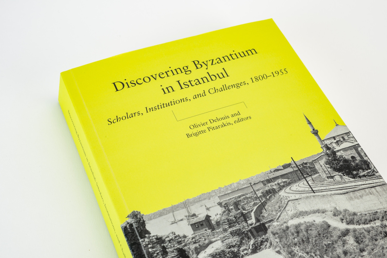 Discovering Byzantium in Istanbul sarı renkli kitap