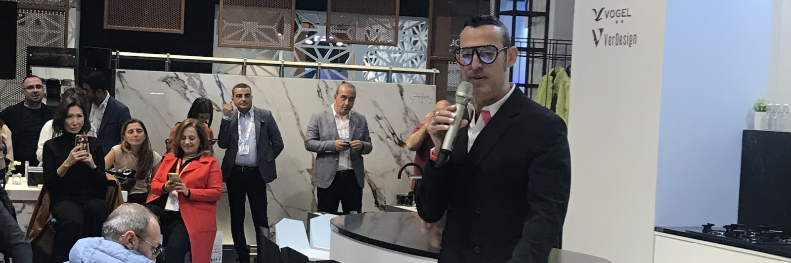 Ünlü tasarımcı Karim Rashid UNICERA Fuarında konuşma yaparken