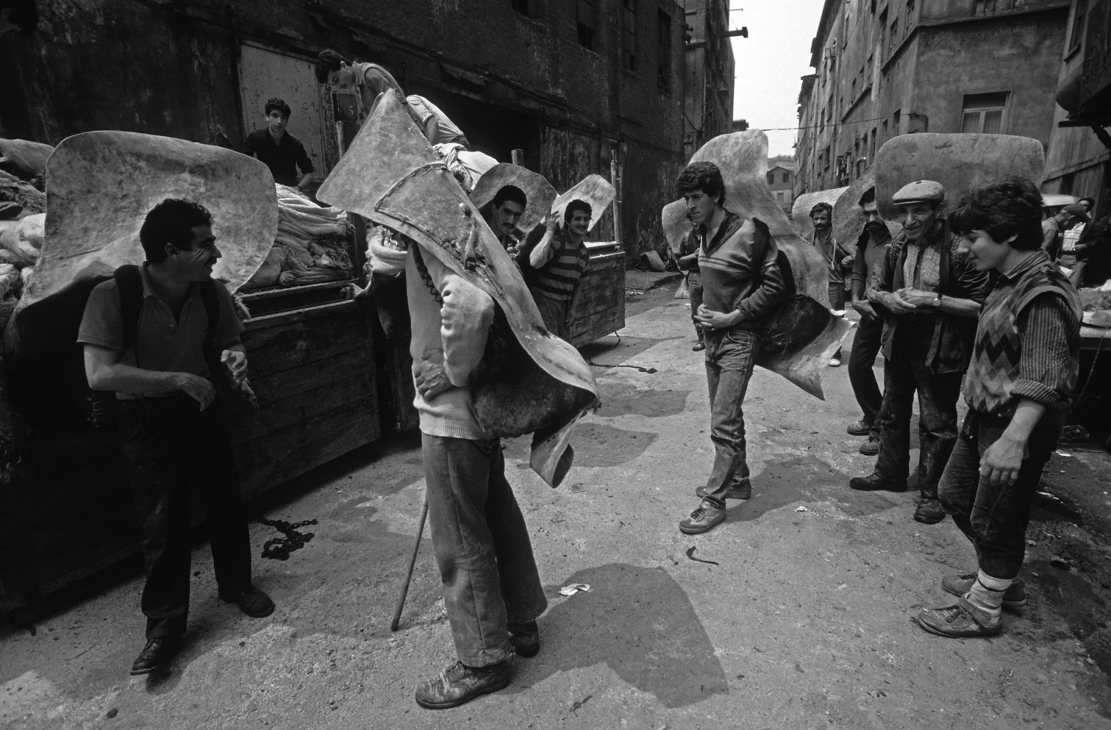 Kazlıçeşme'de Deri İşçileri, 1987 / Fotoğraf: Ali Öz / Salt Araştırma, Ali Öz Arşivi